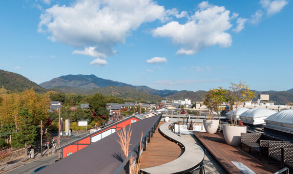 京都嵐山はんなりほっこりスクエア屋上テラス